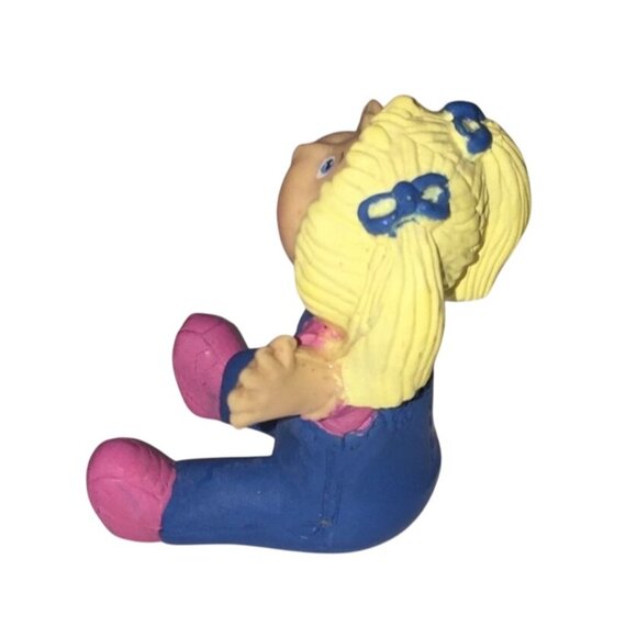 Cabbage Patch Kids Vintage 1984 Figurine Sitting Girl in Overalls w Arms Out - Picture 2 of 7